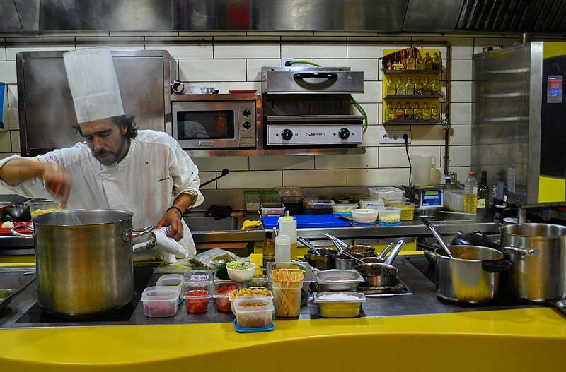 Foto de Alejandro Urrutia en la cocina del EGB Gastrochenta Foto de Alejandro Urrutia en la cocina del EGB Gastrochenta