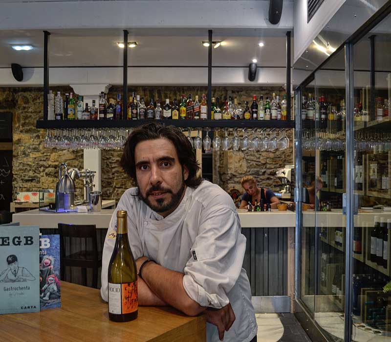 Urrutia posando con una botella de vino Blanco Rocío Godello Alejandro Urrutia posando con una botella de vino Blanco Rocío Godello