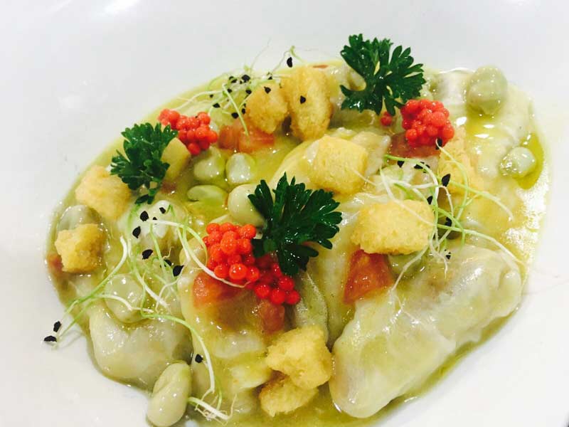 Kokotxas de bacalao pilpileadas, costurones, huevas de salmón y brotes en restaurante EGB Gastrochenta by Alejandro Urrutia en Gijón Kokotxas de bacalao pilpileadas, costurones, huevas de salmón y brotes en restaurante EGB Gastrochenta by Alejandro Urrutia en Gijón