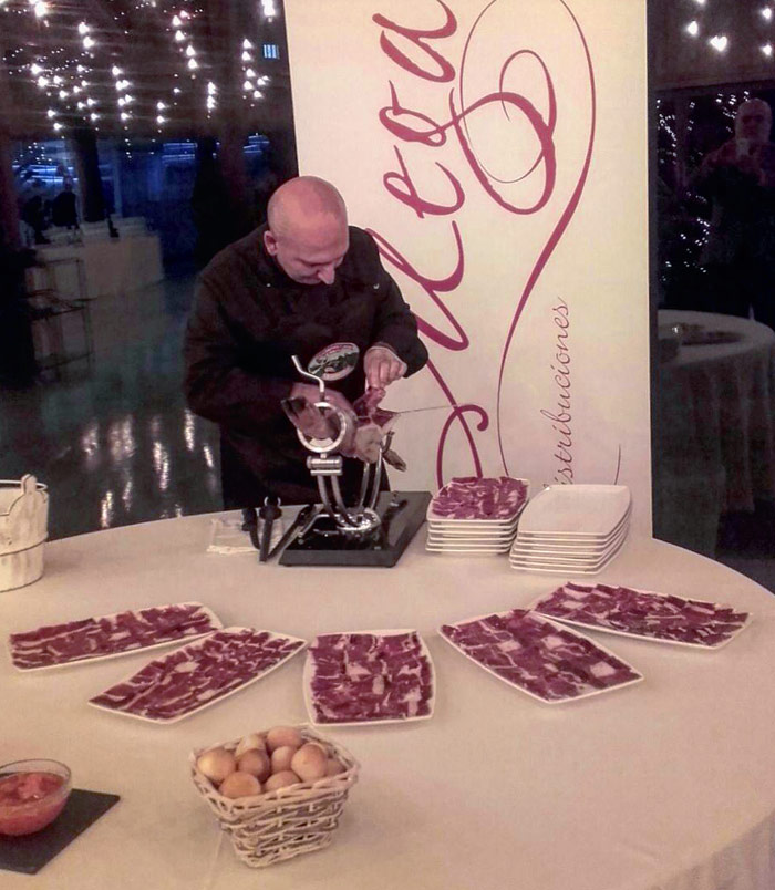 Estamos presentes en la presentaci&oacute;n del Porsche Panamera con nuestro jam&oacute;n ib&eacute;rico de bellota Estanislao en el Restaurante La Tabla de Gij&oacute;n