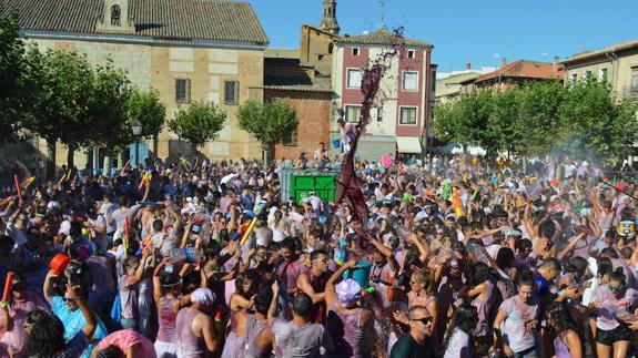 Fiesta TORO EN SU TINTA en Zamora - Pelea con pistolas de vino