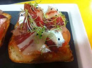 Tosta de merengue y jamón ibérico de bellota en restaurante EGB Gastrochenta en Gijón by Alejandro Urrutia Tosta de merengue y jamón ibérico de bellota en restaurante EGB Gastrochenta en Gijón by Alejandro Urrutia